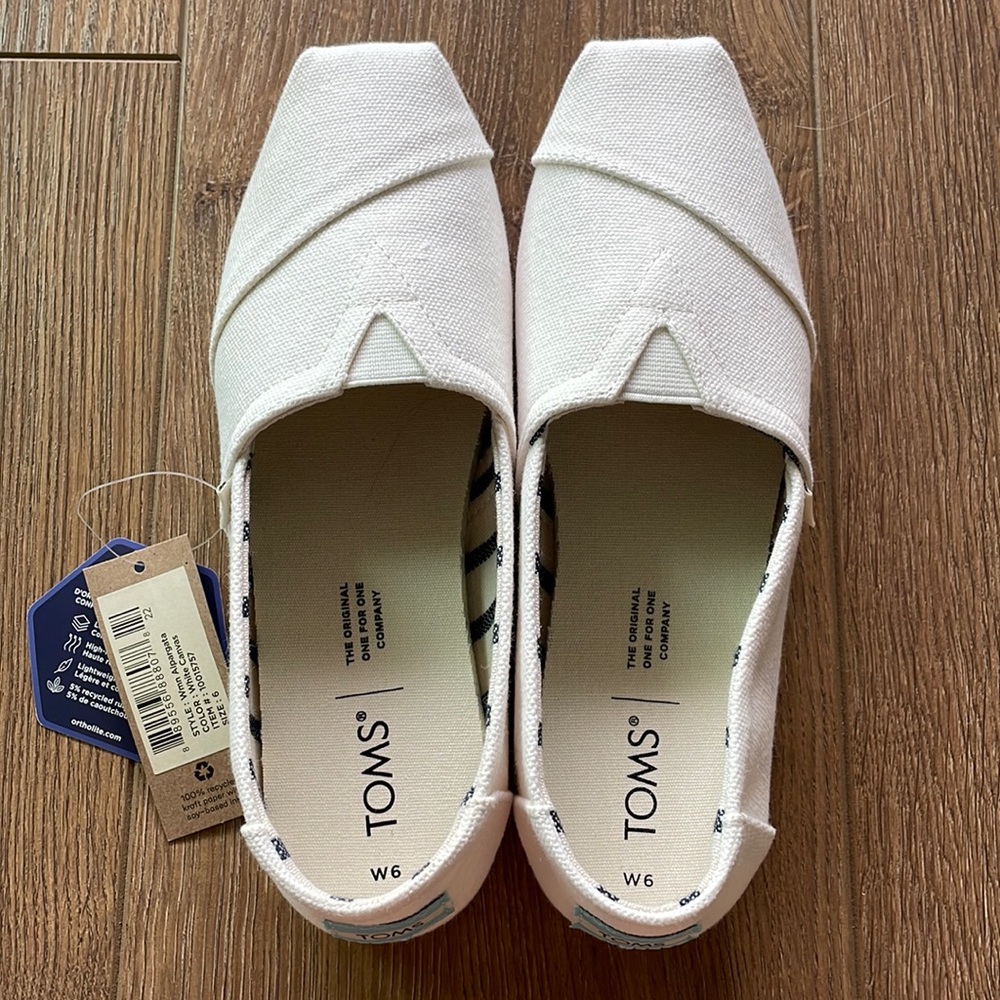TOMS Classic Alpargata Canvas slip on in White. Size 6. BNWT